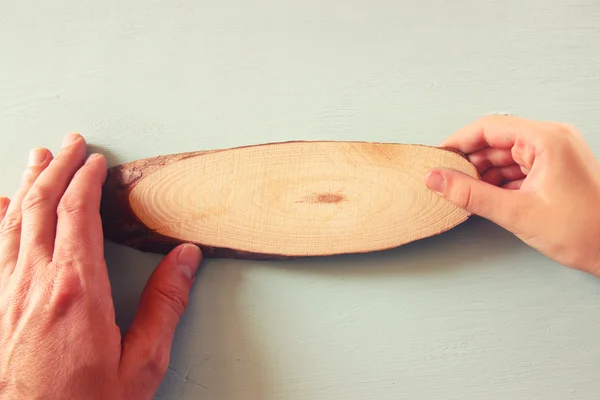 男性の手と子供手木を示す空白記号 — ストック写真