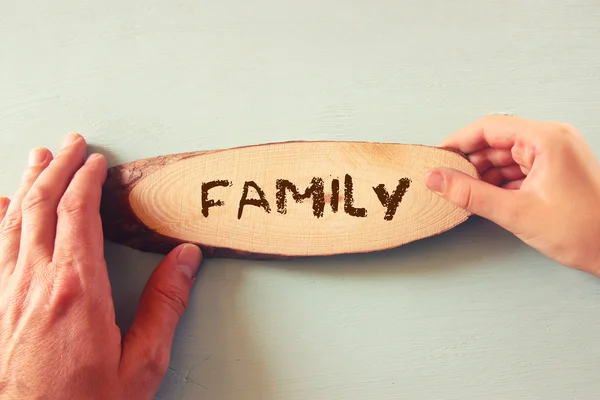 Pai e criança segurando sinal com a palavra família . — Fotografia de Stock