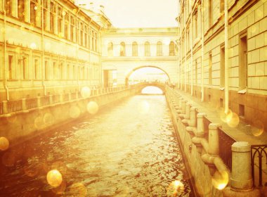 Altın bokeh hafif patlama ile soyut romantik cityscape görünümü.