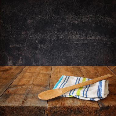 mutfak eşyaları üzerinde masa örtüsü