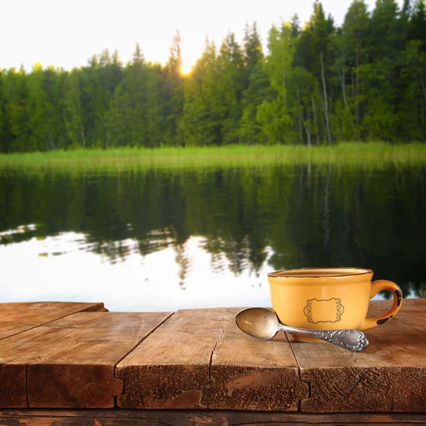 Copa sobre mesa de madera — Foto de Stock