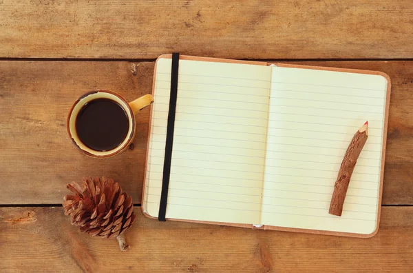 Cuaderno abierto con lápiz y café —  Fotos de Stock