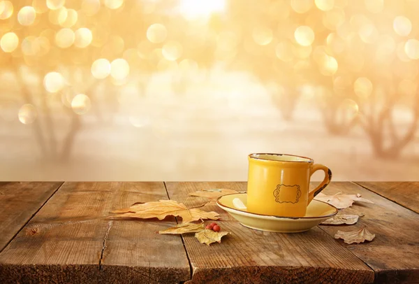 Tasse über Holztisch — Stockfoto