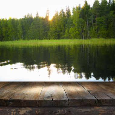 antika ahşap Pano tablo rüya gibi lake Forest'ta manzara önünde.