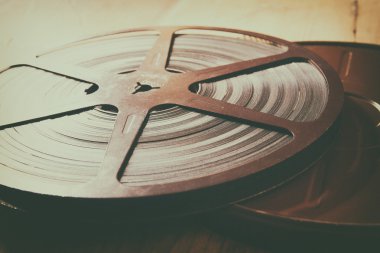 eski 8 mm film reel ahşap arka plan üzerinde görüntü. retro tarzı görüntü.