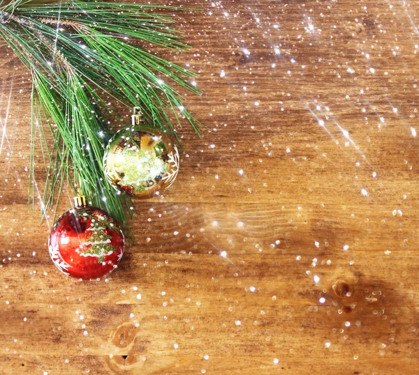 Vista dall'alto sfondo di Natale con ornamento, confezione regalo e abete su tavolo in legno con luci bokeh . — Foto Stock