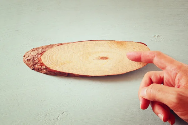 Mano masculina señalando el signo vacío de madera —  Fotos de Stock