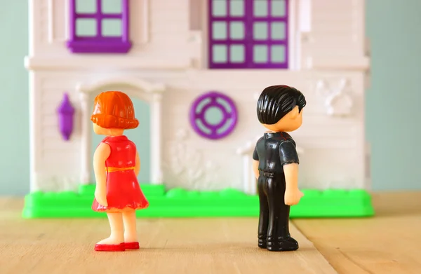 Imagem conceito de homem e mulher zangado ou lutando. bonecos de brinquedo de plástico pouco (masculino, feminino,), foco seletivo . — Fotografia de Stock