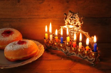 Yahudi tatil Hanukkah menorah (geleneksel Mumluk), çörek ve ahşap sevinçler (iplik üst düşük anahtar görüntü).