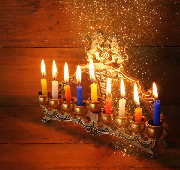 Imagem de feriado judaico Hanukkah fundo com menorah (candelabro tradicional) Queimando velas sobre fundo preto e luzes brilhantes . — Fotografia de Stock