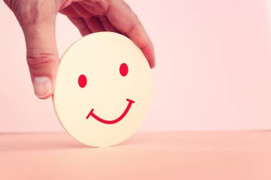 Tatmin olma seviyesini kavra. Mutlu yüzlü ahşap çember