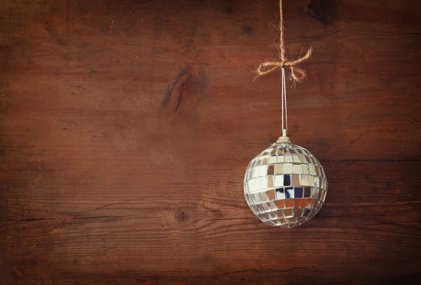 Fondo de Navidad con decoraciones colgando de una cuerda sobre fondo de madera . —  Fotos de Stock