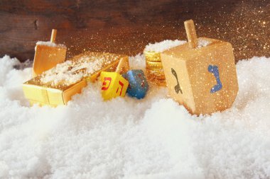 Yahudi bayramı Hanuka ahşap renkli sevinçler (iplik üst) ile resmi ve Aralık kar üzerinde çikolata geleneksel sikke.