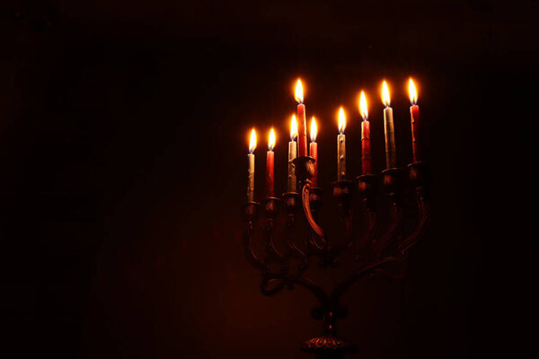 Религиозный образ еврейского праздника Ханука фон с менорой (традиционные канделябры) и свечами