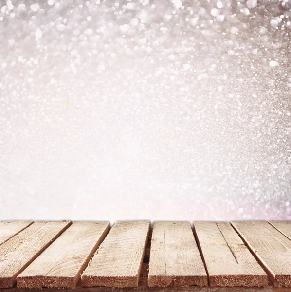 Mesa de madera rústica frente a luces bokeh brillantes de plata y oro . — Foto de Stock