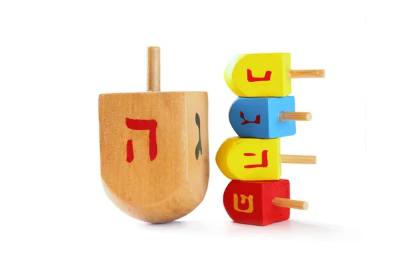 Hölzerne bunte dreidels (Kreisel) für Chanukka jüdischen Feiertag isoliert auf weiß. — Stockfoto