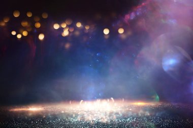 Soyut simli mor ve altın renkli arka plan ışıkları. Odaklanmamış