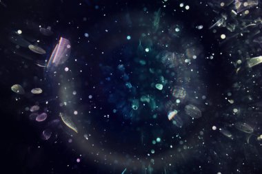 Mor ve mavi merceğin arka planı yanıp sönüyor. Soyut resim