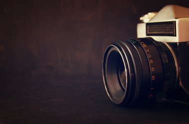 ahşap masa üzerinde kamera objektifi