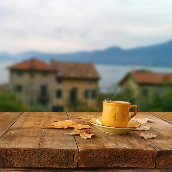 Taza de café en la vieja mesa de madera frente al romántico paisaje rural de Provenza. imagen filtrada retro . —  Fotos de Stock