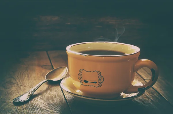 Чашка чая остроумной старой книги ч осенние листья и теплый шарф на деревянный стол . — стоковое фото
