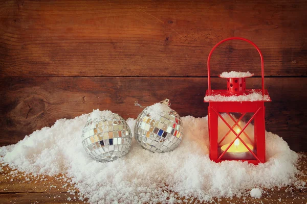 Fondo de Navidad con linterna roja, adornos —  Fotos de Stock