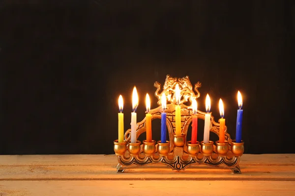 A zsidó ünnep a Hanuka menorah (hagyományos kandeláberek) és égő gyertyák háttér kép. — Stock Fotó