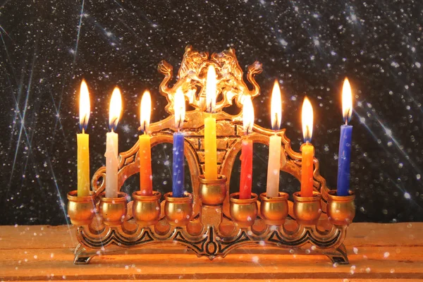 Зображення єврейського свята Ханука на фоні менори (традиційні канделябри) та палаючі свічки . — стокове фото