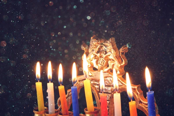 Yahudi tatil Hanukkah menorah (geleneksel Mumluk) ve yanan mumlar arka plan görüntü. — Stok fotoğraf