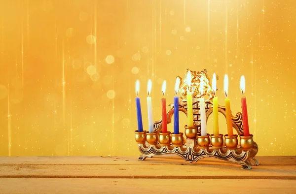 Imagen de las vacaciones judías fondo de Hanukkah con menorah (candelabros tradicionales) y velas ardientes . —  Fotos de Stock