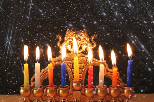 Εικόνα της εβραϊκής διακοπές Hanukkah φόντο με menorah (παραδοσιακό μανουάλια) και κεριά Burning. — Φωτογραφία Αρχείου