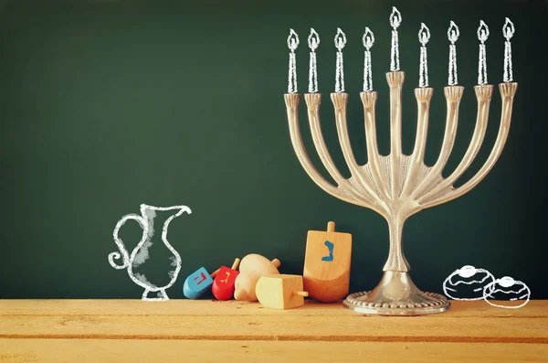 Menora und hölzerne Dreidel — Stockfoto