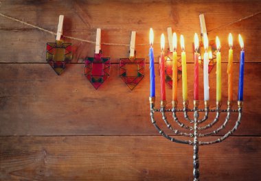 Yahudi tatil Hanukkah menorah (geleneksel Mumluk) ve yanan mumlar arka plan görüntü.