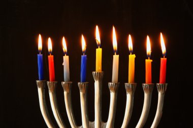 Yahudi tatil Hanukkah menorah (geleneksel Mumluk) ve yanan mumlar arka plan görüntü.