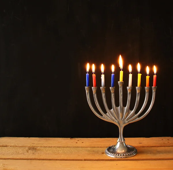 Imagen de vacaciones judías Fondo de Hanukkah con menorah (candelabros tradicionales) Velas ardientes sobre fondo negro . —  Fotos de Stock