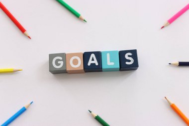 Beyaz desenli arka planda metin hedefleri olan tahta küpler