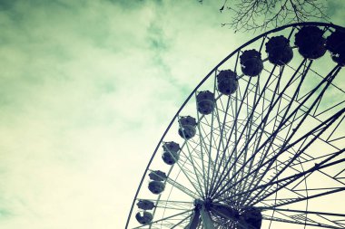 Bulutlu gökyüzünün önünde büyük bir tekerlek