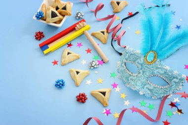 Purim kutlama konsepti (Yahudi karnavalı tatili) mavi arka plan üzerine