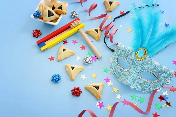Purim kutlama konsepti (Yahudi karnavalı tatili) mavi arka plan üzerine