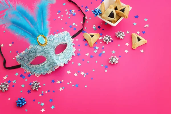 Purim kutlama konsepti (Yahudi karnavalı tatili) mavi arka plan üzerine