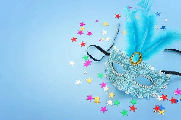 Maskaralık maskesinin mavi arkaplandaki resmi. Yukarıdan görünüm