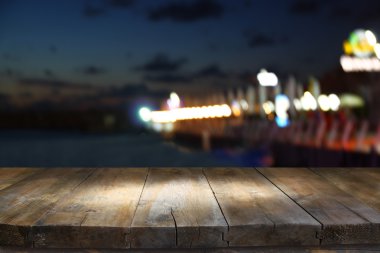 Tablo arka plan önünde