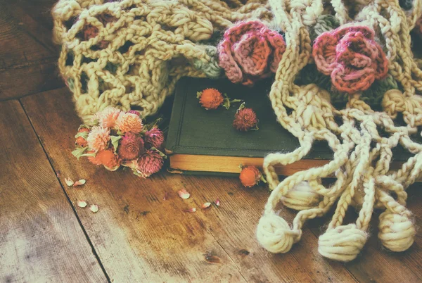 Flores secas, bufanda caliente y libro — Foto de Stock
