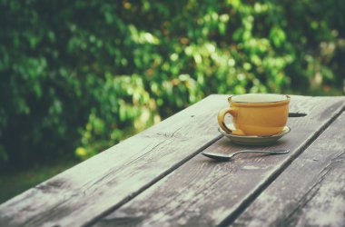 Kahve fincanı masada.