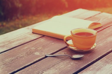 kahve fincanı ve kitap