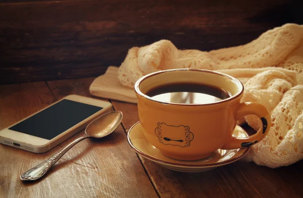 Šálek čaje s teplý svetr — Stock fotografie