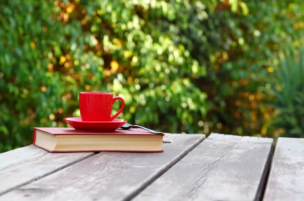 Taza de café y libro — Foto de Stock