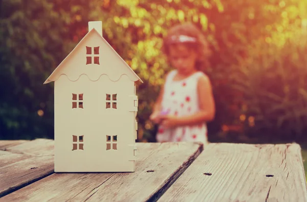 Klein huis model en jonge geitje spelen — Stockfoto