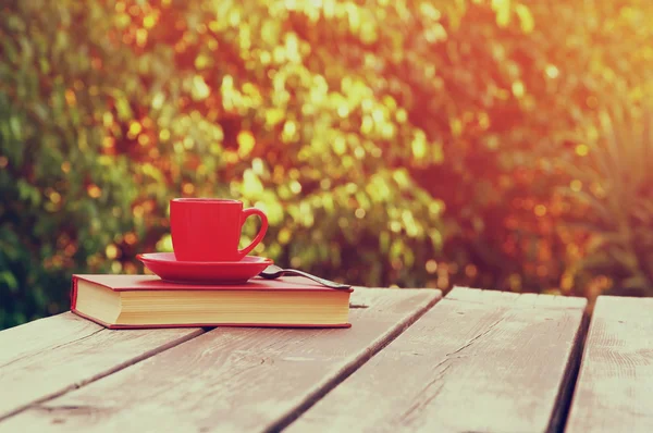 Taza de café y libro — Foto de Stock