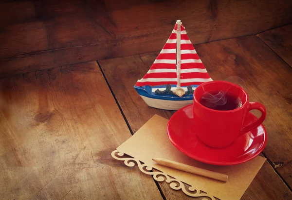 Csésze tea és dekoratív csónak — Stock Fotó